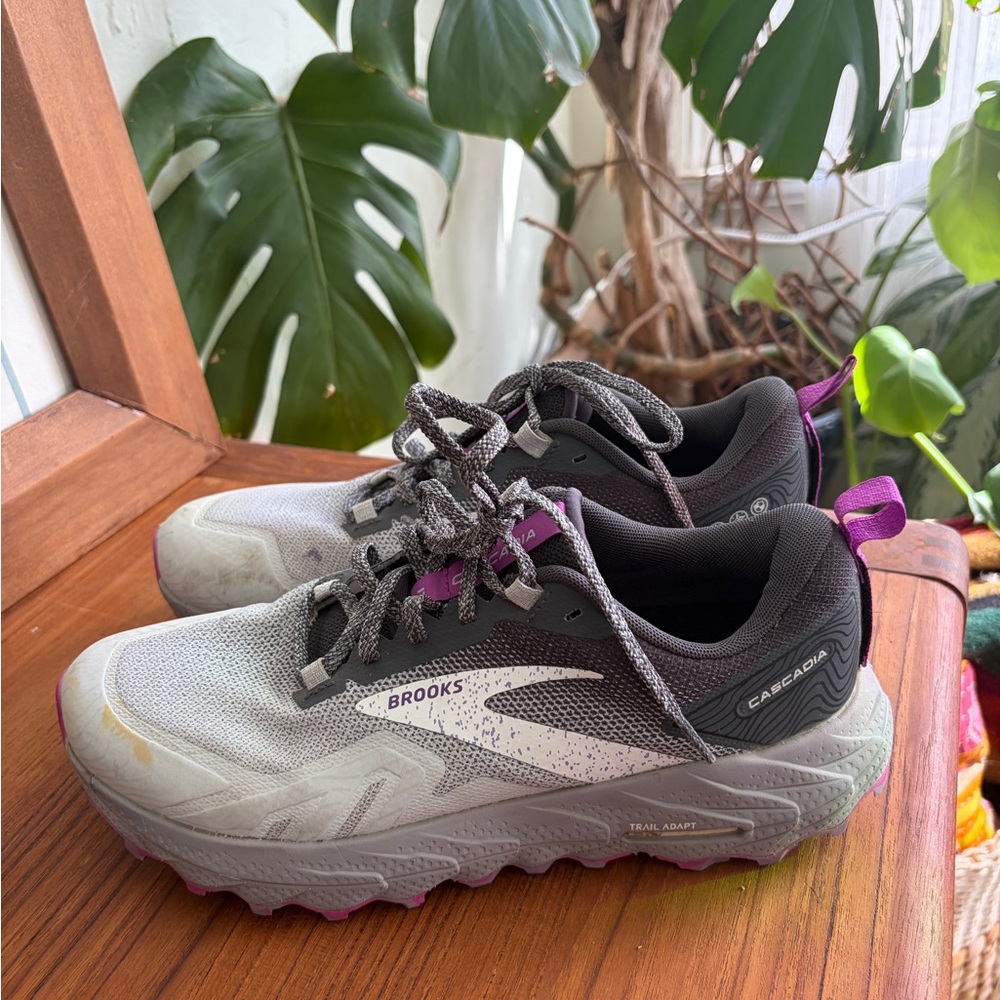Brooks Cascadia 17 Women's Athletic Shoes in Gray and Purple